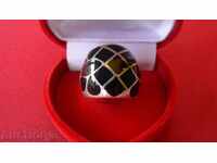 ΟΜΟΡΦΟ ΑΣΗΜΕΝΙΟ ΔΑΧΤΥΛΙΔΙ ΜΕ ΜΑΥΡΟ ΜΑΤΙΝΑ