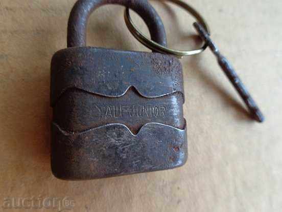 Old padlock with key, suitcase, latch, lock, padlock - 7 Old padlock with key, suitcase, latch, lock, padlock - 7