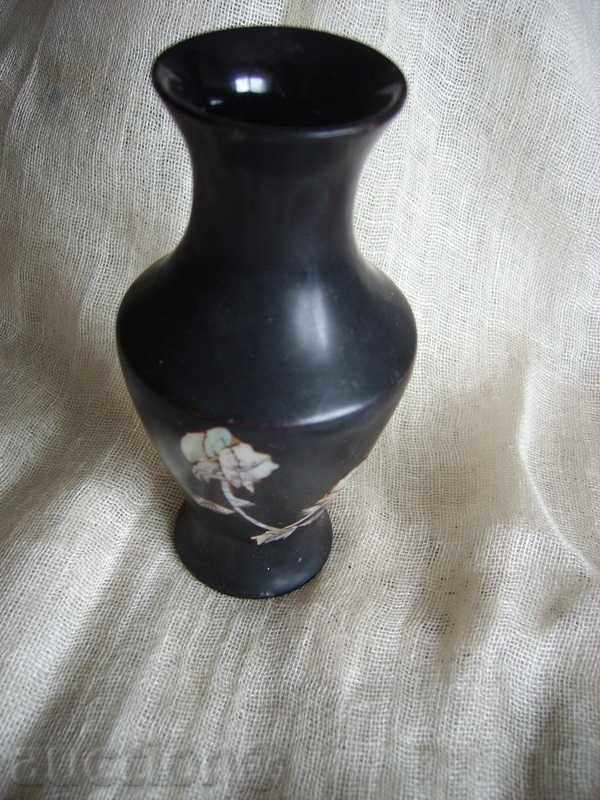 Auction I'm selling a graphite vase with a mother of pearl Auction I'm selling a graphite vase with a mother of pearl