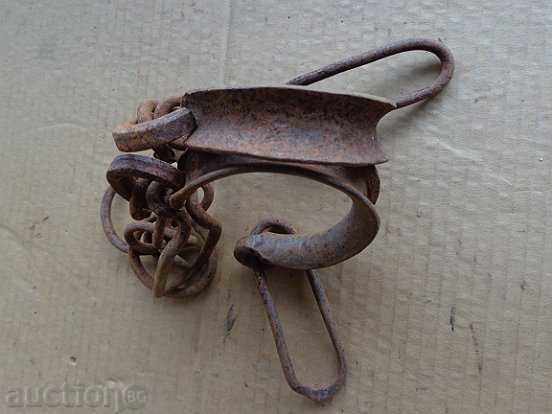 Eyebrows, pillows, handcuffs, chains, wrought iron - 5 Eyebrows, pillows, handcuffs, chains, wrought iron - 5