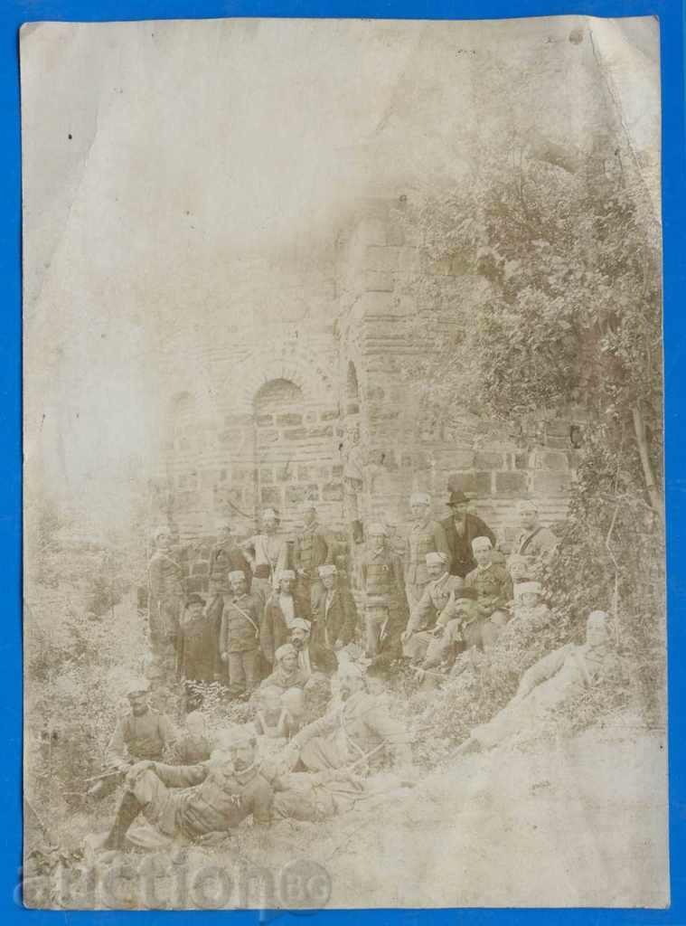 2829. фотография група Юнаци офицери около Боянската църква