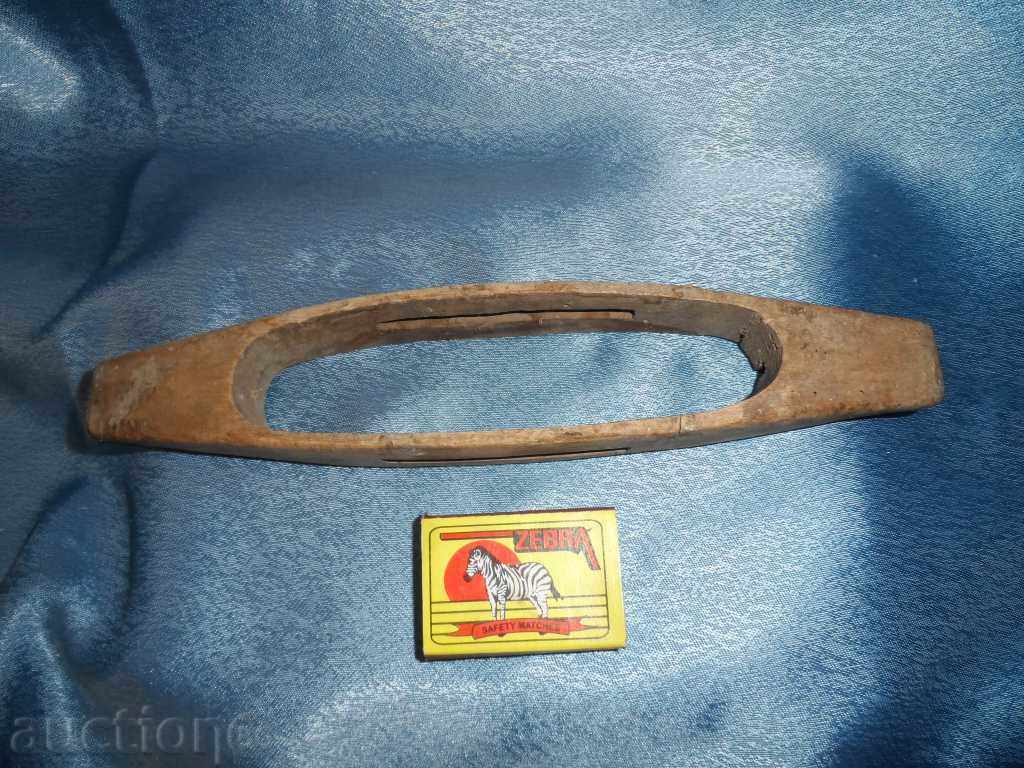 Μια ξύλινη σαΐτα αργαλειού με τιμή 5.00 BGN | € 2.56 Μια ξύλινη σαΐτα αργαλειού με τιμή 5.00 BGN | € 2.56