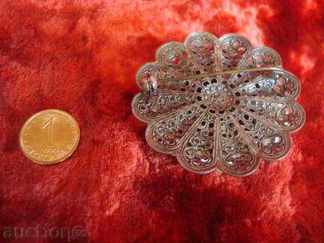 Old made women's brooch of white metal and pearls. with price 24.95 BGN | € 12.76 Old made women's brooch of white metal and pearls. with price 24.95 BGN | € 12.76