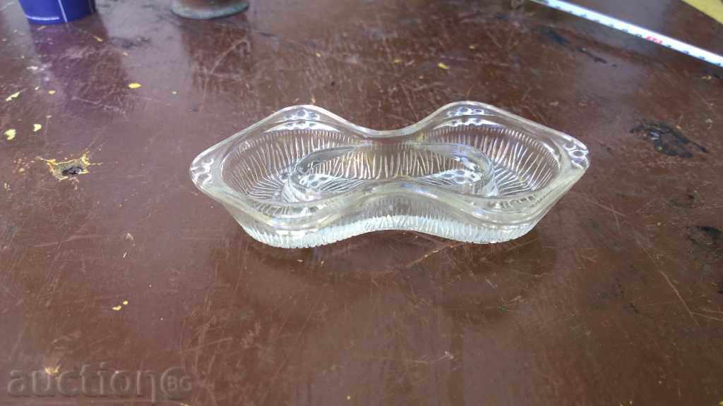 5898. STARA saltshaker STICLA masiv cu preț 6.00 BGN | € 3.07 5898. STARA saltshaker STICLA masiv cu preț 6.00 BGN | € 3.07