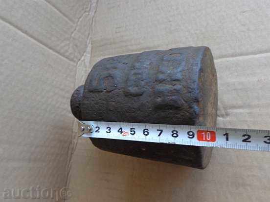 Old weighing scale, exaggeration, kilogram control weight - 5