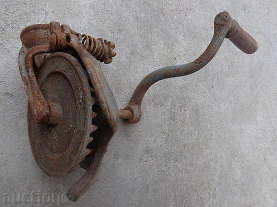 Auction  Handmill for corn, milling machine, grinder