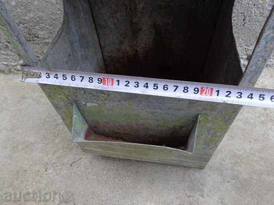 Licitație Multe gunoi vechi, coș de gunoi în sfârșitul anilor '40 secolului XX parcul