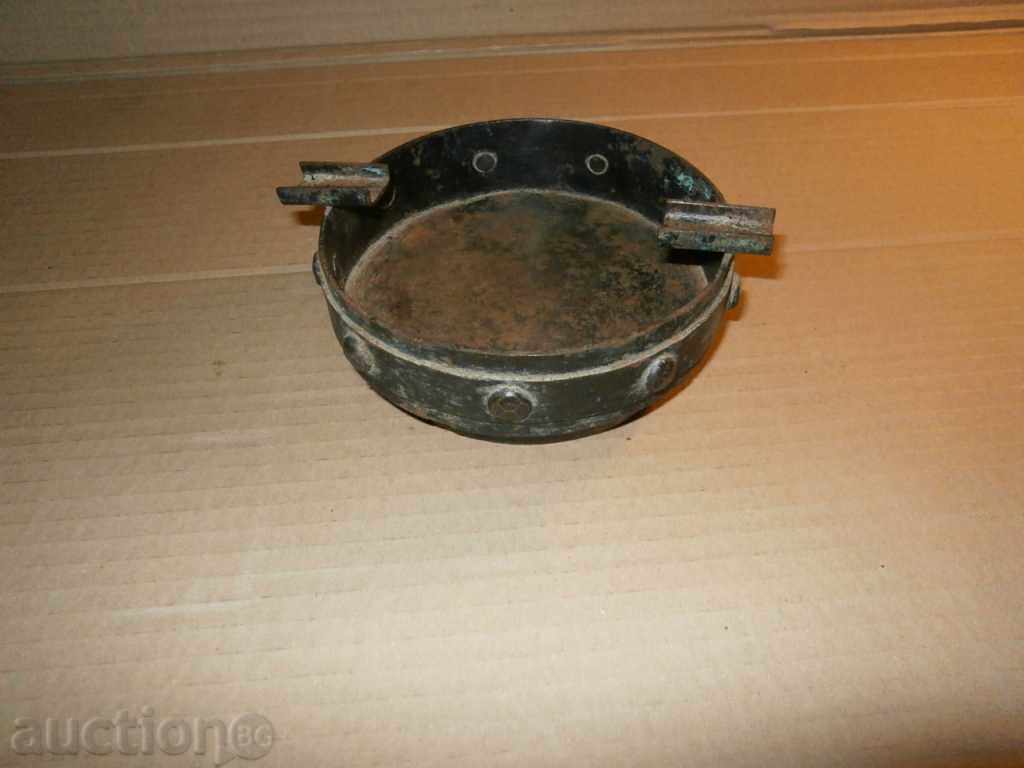 scrumiera din metal solid al regimului socialist cu preț 21.00 BGN | € 10.74 scrumiera din metal solid al regimului socialist cu preț 21.00 BGN | € 10.74