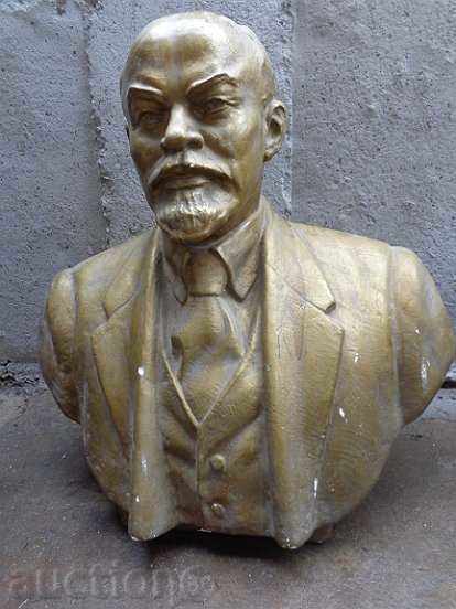 Un bust imens al liderului proletare, Vladimir Ilici Lenin