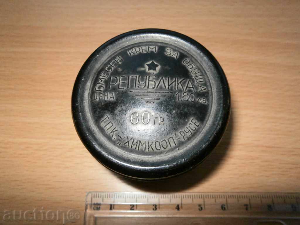 Auction bakelite box Auction bakelite box