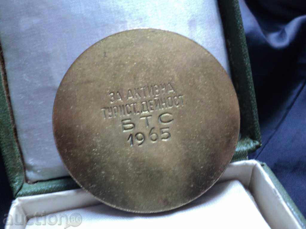 Delivery of VERY LIGHT ROUND 70 YEARS ORGANIZED TOURIST. MOVEMENT Delivery of VERY LIGHT ROUND 70 YEARS ORGANIZED TOURIST. MOVEMENT