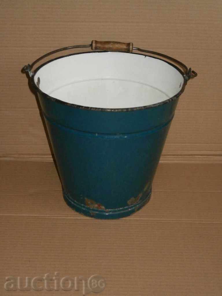 Auction a larger, old enameled bucket Auction a larger, old enameled bucket