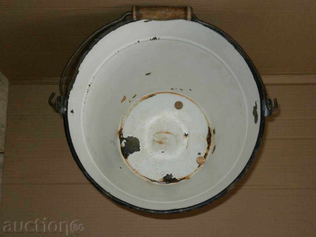 Delivery of a larger, old enameled bucket Delivery of a larger, old enameled bucket