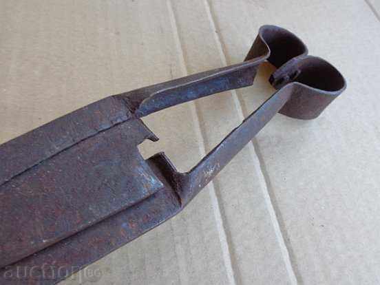Delivery of Old scissors for shearing sheep, forged iron, blade Delivery of Old scissors for shearing sheep, forged iron, blade