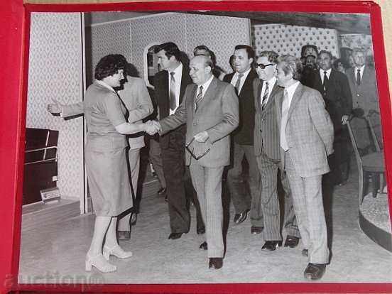 Παράδοση Άλμπουμ με φωτογραφίες του Τόντορ Ζίβκοφ, φωτογραφία, φωτογραφία από το σοσιαλιστικό καθεστώς Παράδοση Άλμπουμ με φωτογραφίες του Τόντορ Ζίβκοφ, φωτογραφία, φωτογραφία από το σοσιαλιστικό καθεστώς