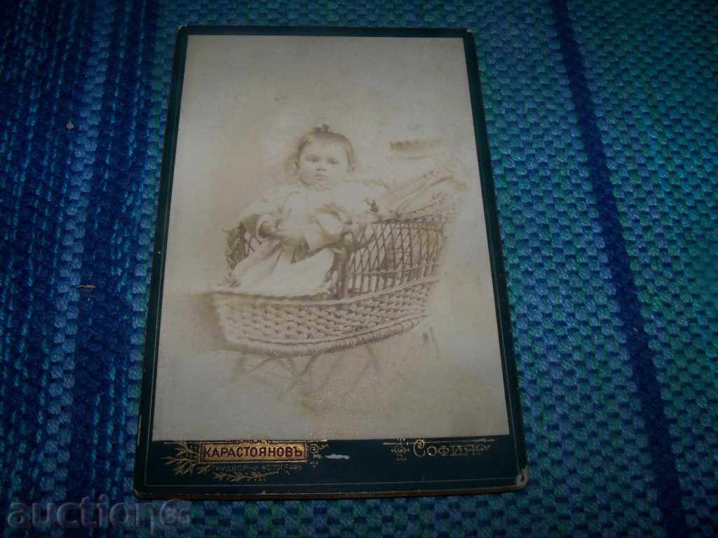 Vechea fotografie „Baby în cărucior“