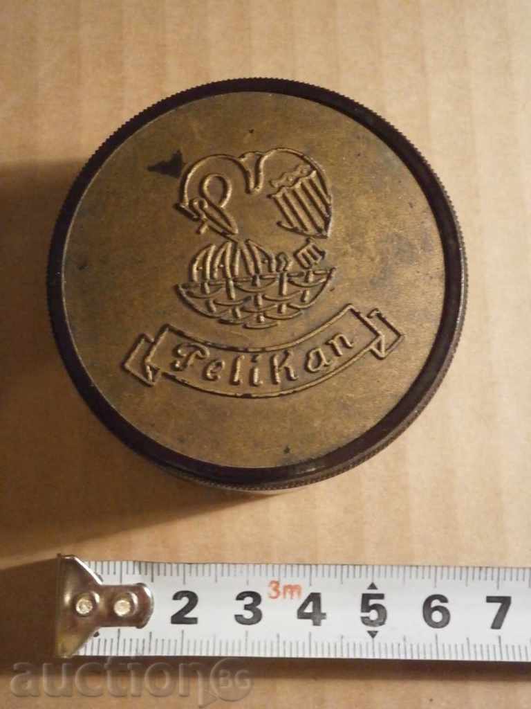 cutie de bachelita Pelican Pelikan cu preț 35.00 BGN | € 17.90 cutie de bachelita Pelican Pelikan cu preț 35.00 BGN | € 17.90