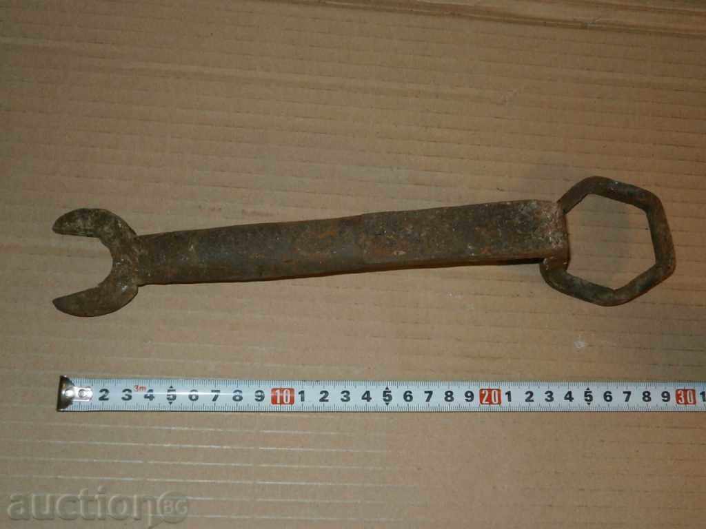 antique coach wrench tool coach stagecoach with price 31.00 BGN | € 15.85