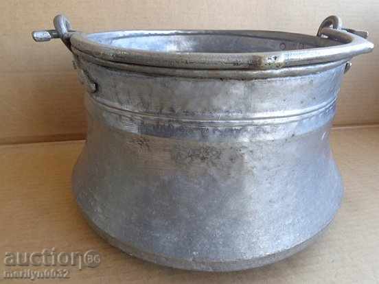 Auction Tin boned, boiler, baker, copper pot Auction Tin boned, boiler, baker, copper pot