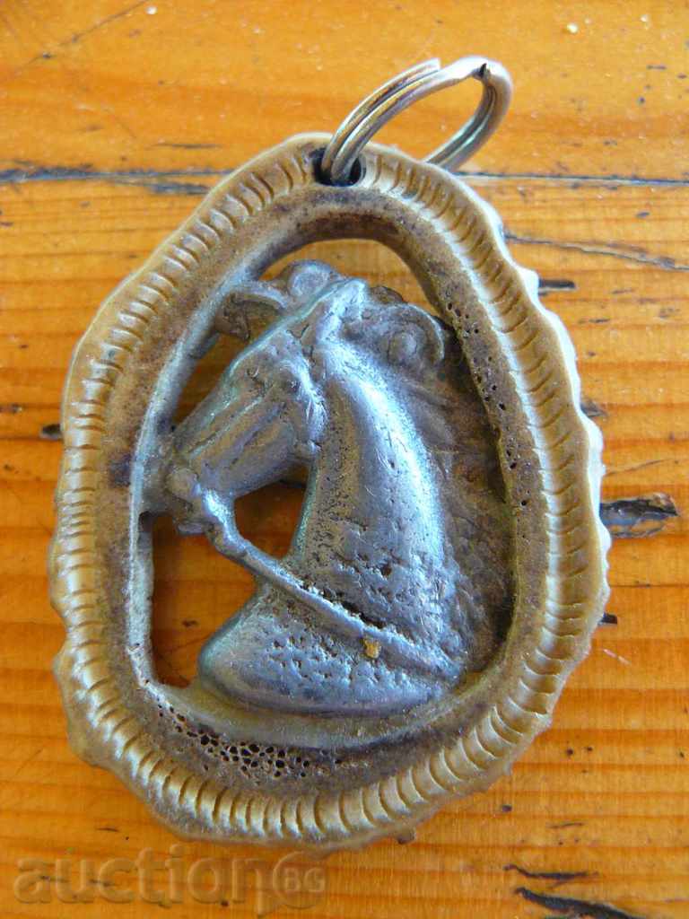 Ornament, pandantiv-Cavaler cap de plumb într-o bandă de antler cu preț 8.00 BGN | € 4.09 Ornament, pandantiv-Cavaler cap de plumb într-o bandă de antler cu preț 8.00 BGN | € 4.09