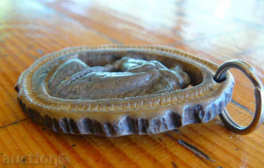 Licitație Ornament, pandantiv-Cavaler cap de plumb într-o bandă de antler Licitație Ornament, pandantiv-Cavaler cap de plumb într-o bandă de antler