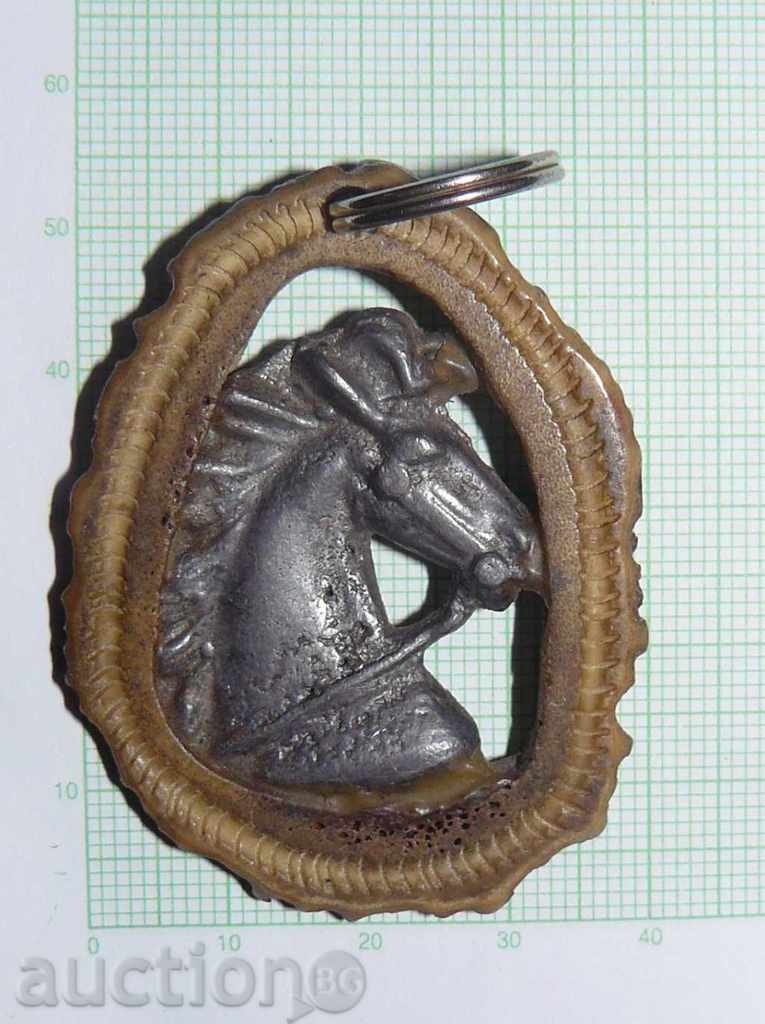 Livrarea Ornament, pandantiv-Cavaler cap de plumb într-o bandă de antler Livrarea Ornament, pandantiv-Cavaler cap de plumb într-o bandă de antler