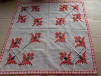 Παλιό καρό με κέντημα, τούλι