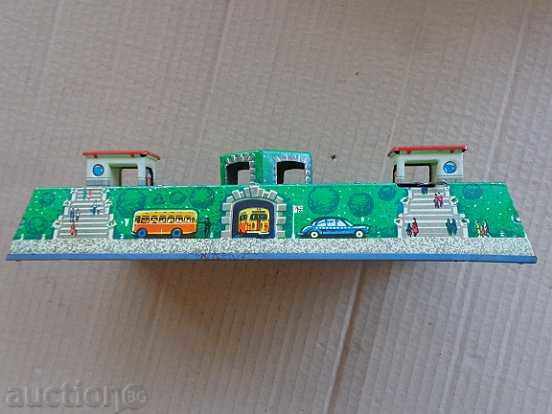 Children's tin toy game winding with a key works