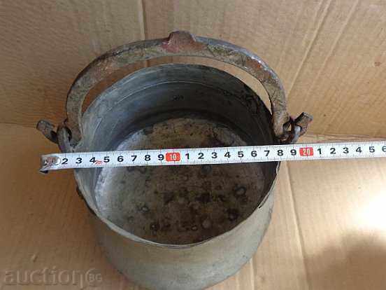 Auction An old tinned mane, a pit, a baker, a boiler, a blue, and a hibiscus Auction An old tinned mane, a pit, a baker, a boiler, a blue, and a hibiscus