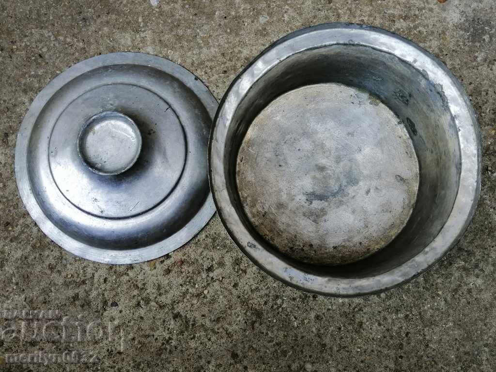 Auction An old tinned pot, a baker's copper pot with lid Auction An old tinned pot, a baker's copper pot with lid