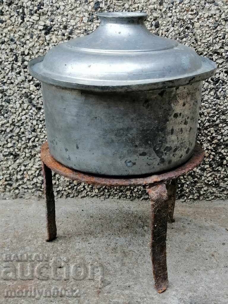 Delivery of An old tinned pot, a baker's copper pot with lid Delivery of An old tinned pot, a baker's copper pot with lid