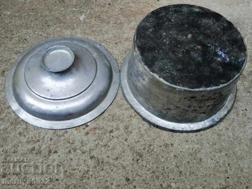 An old tinned pot, a baker's copper pot with lid - 5 An old tinned pot, a baker's copper pot with lid - 5