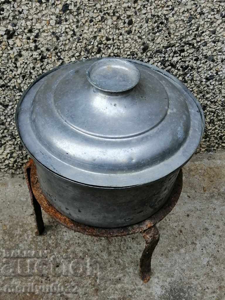 An old tinned pot, a baker's copper pot with lid - 7 An old tinned pot, a baker's copper pot with lid - 7