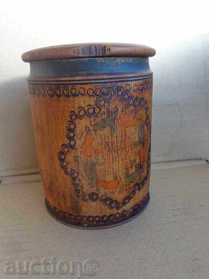 Ένα παλιό κιβώτιο μπαχαρικών, ένα ξύλινο βάζο με ένα καπάκι, ένα ξύλινο βάζο