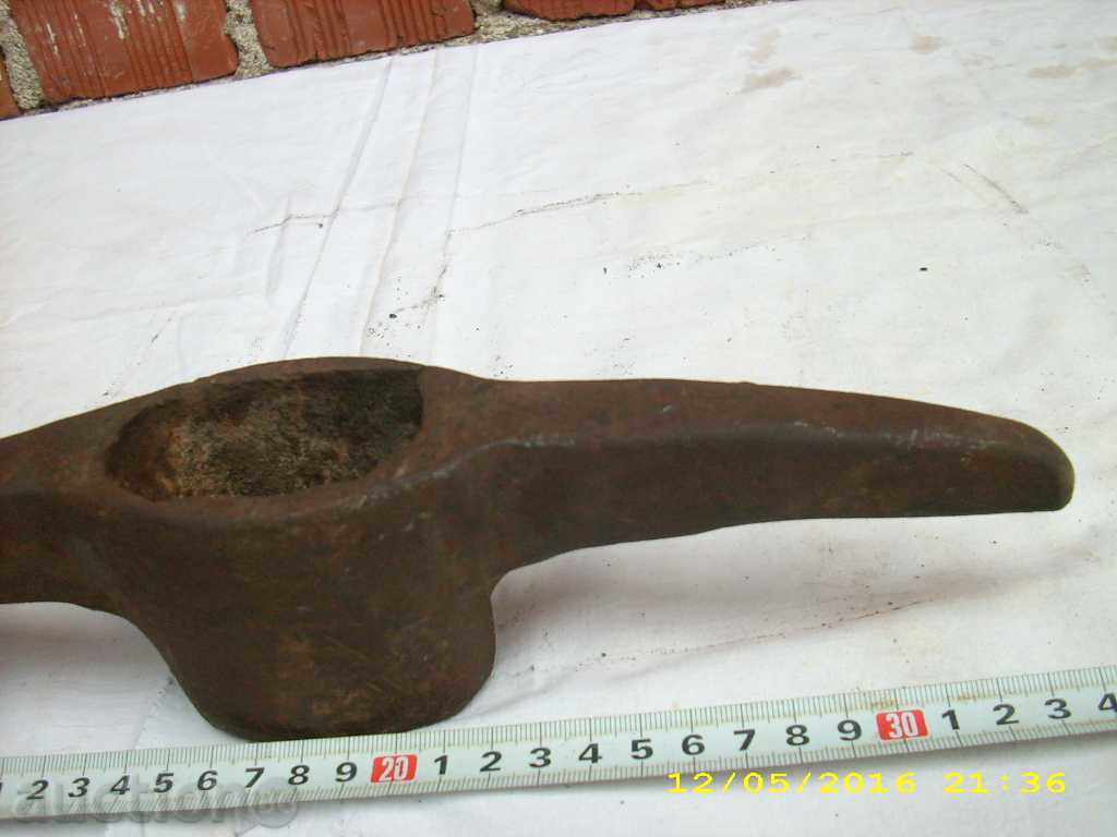 Auction WIG KIRKA - BLADE Auction WIG KIRKA - BLADE