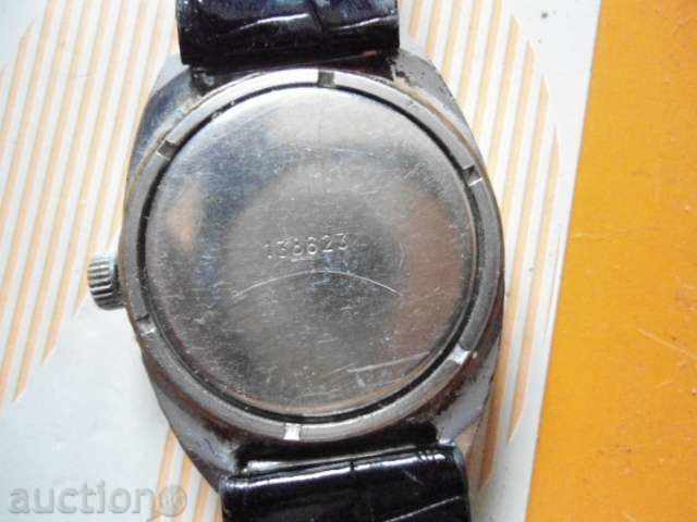 Licitație Rachetă - mare și capacul este pe un șurub Licitație Rachetă - mare și capacul este pe un șurub