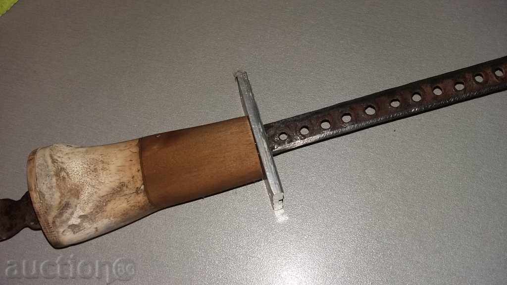 ένα στιλέτο με τιμή 55.00 BGN | € 28.12 ένα στιλέτο με τιμή 55.00 BGN | € 28.12