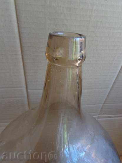 Livrarea sticlă carafă veche de coniac bun și karashtisano de vin