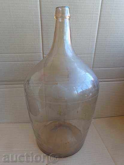 Стара дамаджана от стъкло за блага ракия и каращисано винце