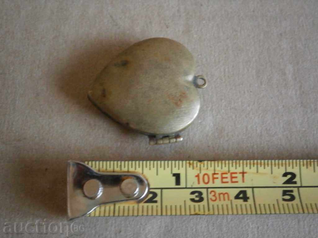 Auction an ancient bronze heart medallion Auction an ancient bronze heart medallion