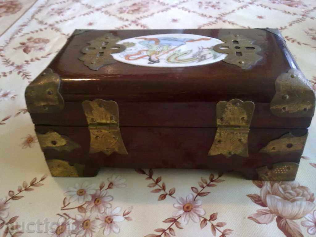 Delivery of unique jewelry box Delivery of unique jewelry box