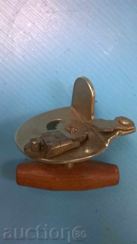 Delivery of can opener