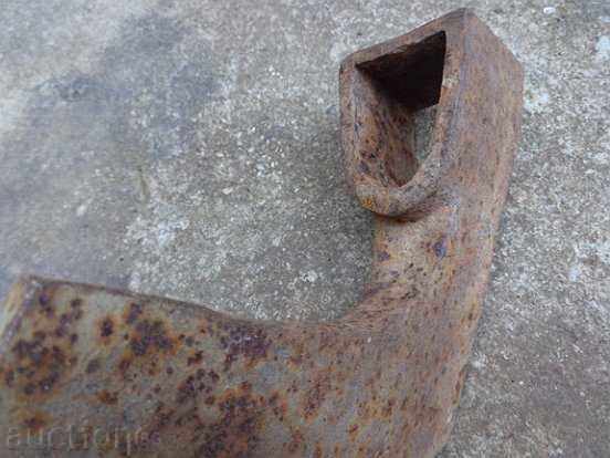 Delivery of An old ax, a torso, a satin, a wrought iron Delivery of An old ax, a torso, a satin, a wrought iron