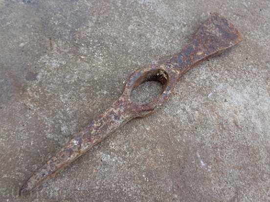 Vechi forjate alege, instrument de fier forjat este cu preț 29.00 BGN | € 14.83 Vechi forjate alege, instrument de fier forjat este cu preț 29.00 BGN | € 14.83