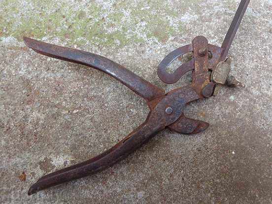 Auction Old chappy-type pliers, a tool, serrated Auction Old chappy-type pliers, a tool, serrated