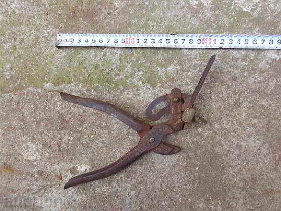 Delivery of Old chappy-type pliers, a tool, serrated Delivery of Old chappy-type pliers, a tool, serrated