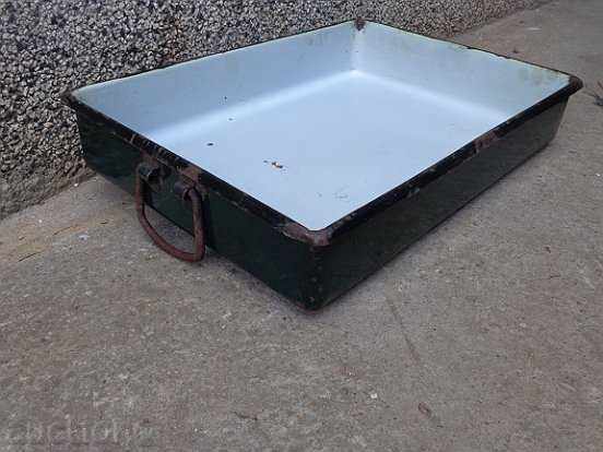 Delivery of Old enamelled tray, enamel bowl, pan, tray