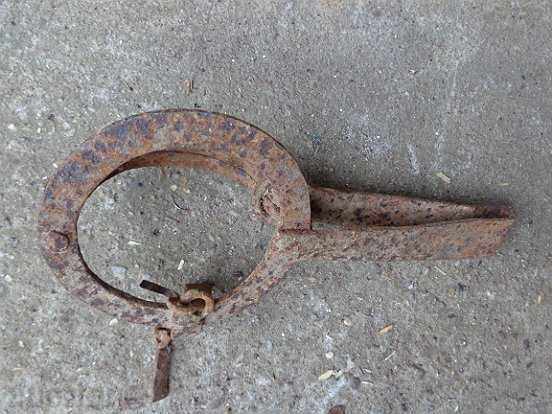 Delivery of Old hand forged trap, wrought iron Delivery of Old hand forged trap, wrought iron