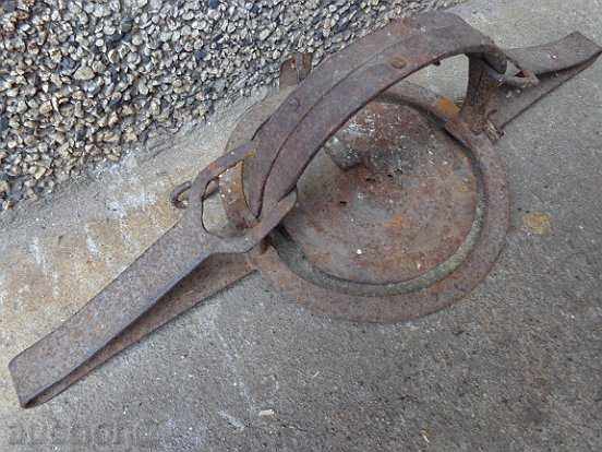 Delivery of Old hand trap, wrought iron Delivery of Old hand trap, wrought iron
