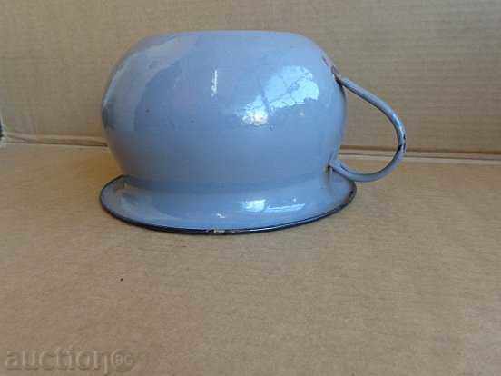 Auction An old enamel, a chuck, a pot, an enameled pot Auction An old enamel, a chuck, a pot, an enameled pot